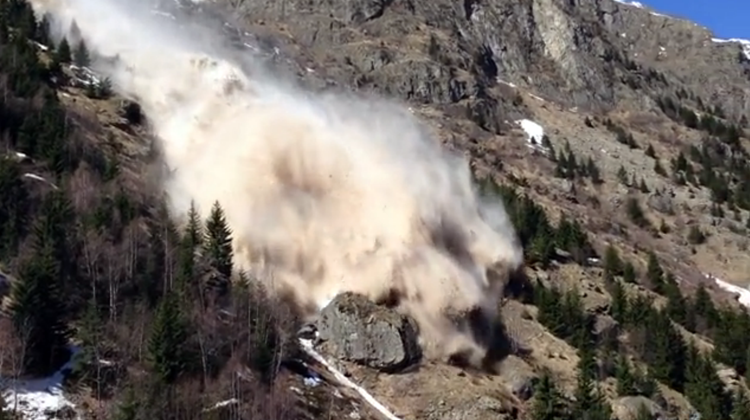 Massive Avalanche Caught On Video